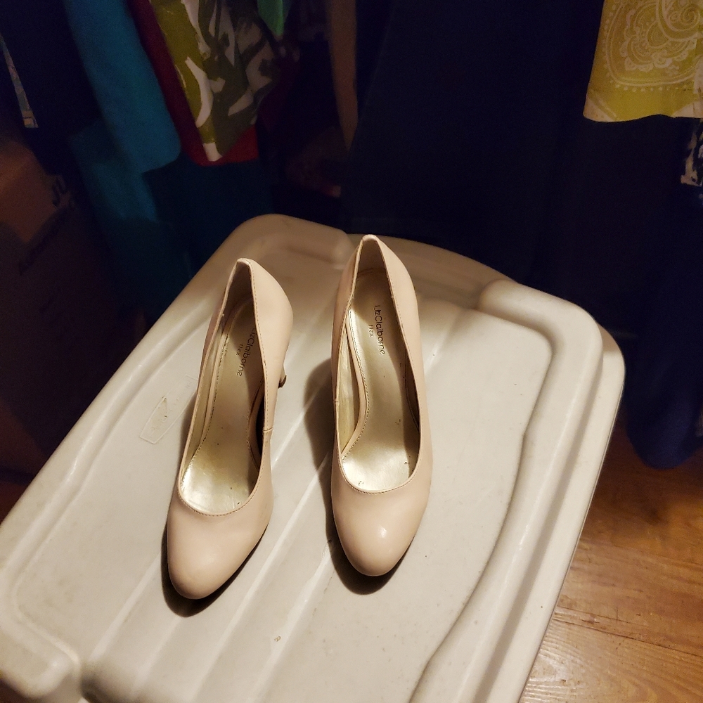 Liz Claiborne Ivory dress pumps